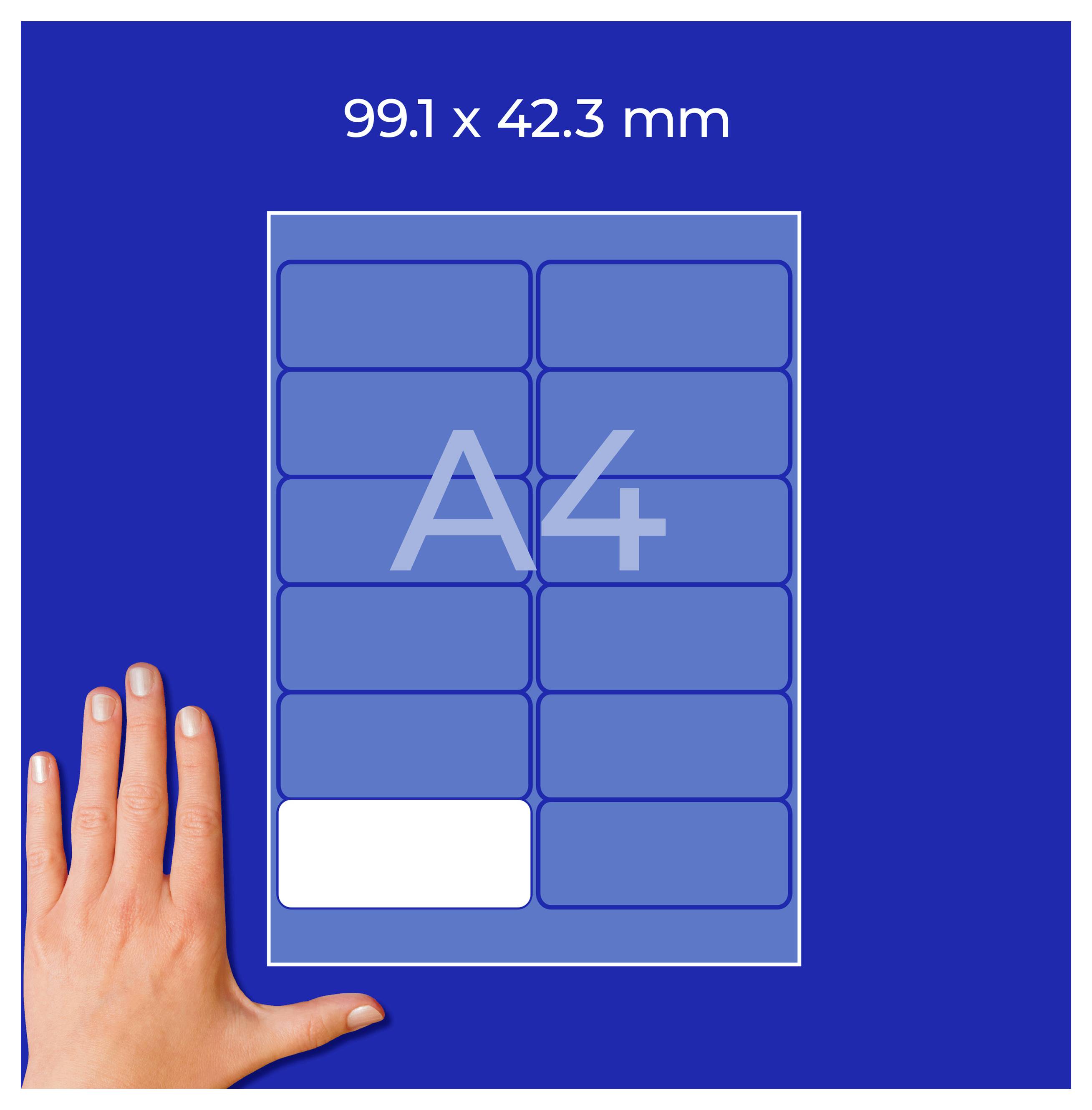 Grafik eines A4-Etikettenbogens mit 99,1 x 42,3 mm großen Etiketten; eine Etikette ist weiß markiert, Hand zeigt die Größe im Verhältnis.
