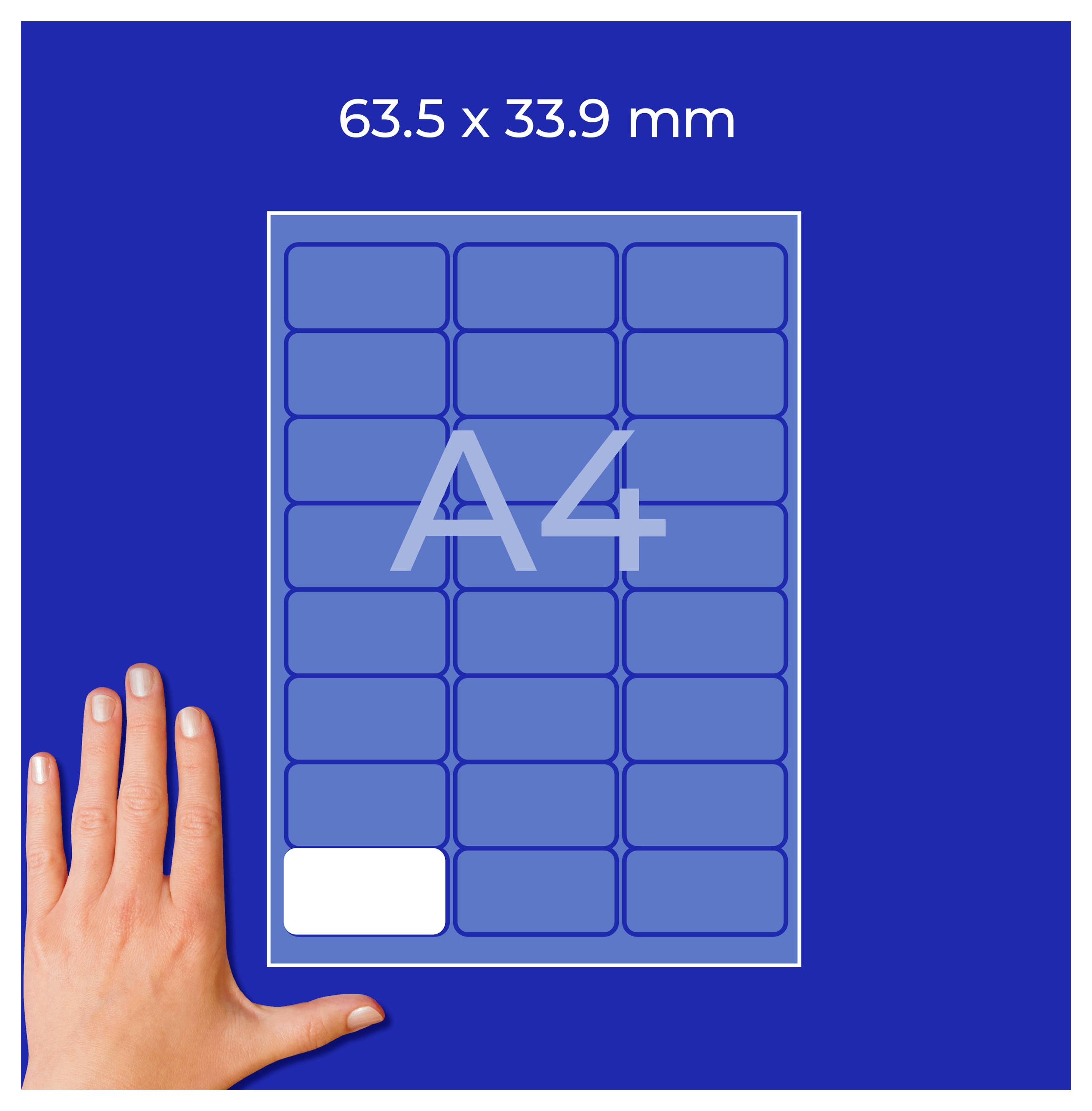 A4-etikettenbogen 63,5 × 33,9 mm mit 21 rechteckigen Etiketten; ein Etikett ist weiß markiert, daneben eine Hand als Größenvergleich.