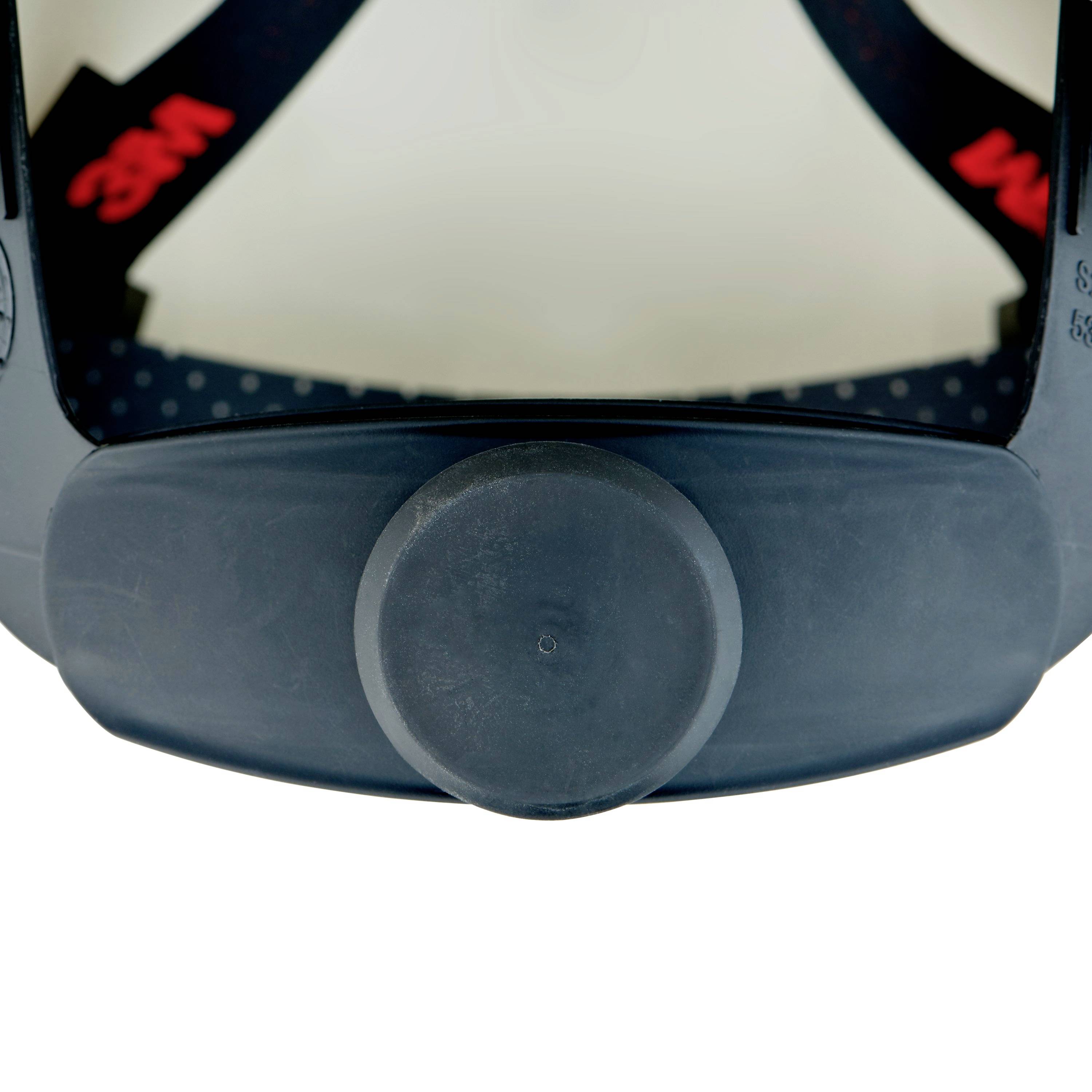 Eine Gasmaske mit rundem Filter vorne. Innenstruktur aus weichem Material, Gurte oben befestigt.