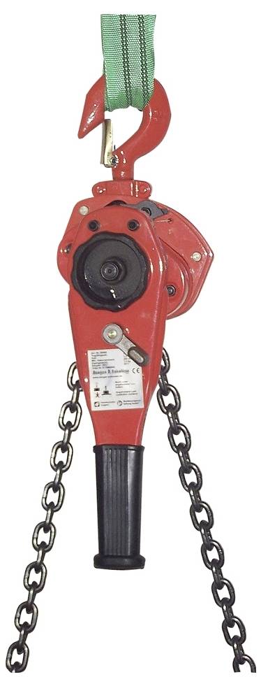 Rotes Hebezeug mit grünem Riemen und hängenden Ketten, das einen Kettenzug oder eine Lasthaken auf weißem Hintergrund zeigt.