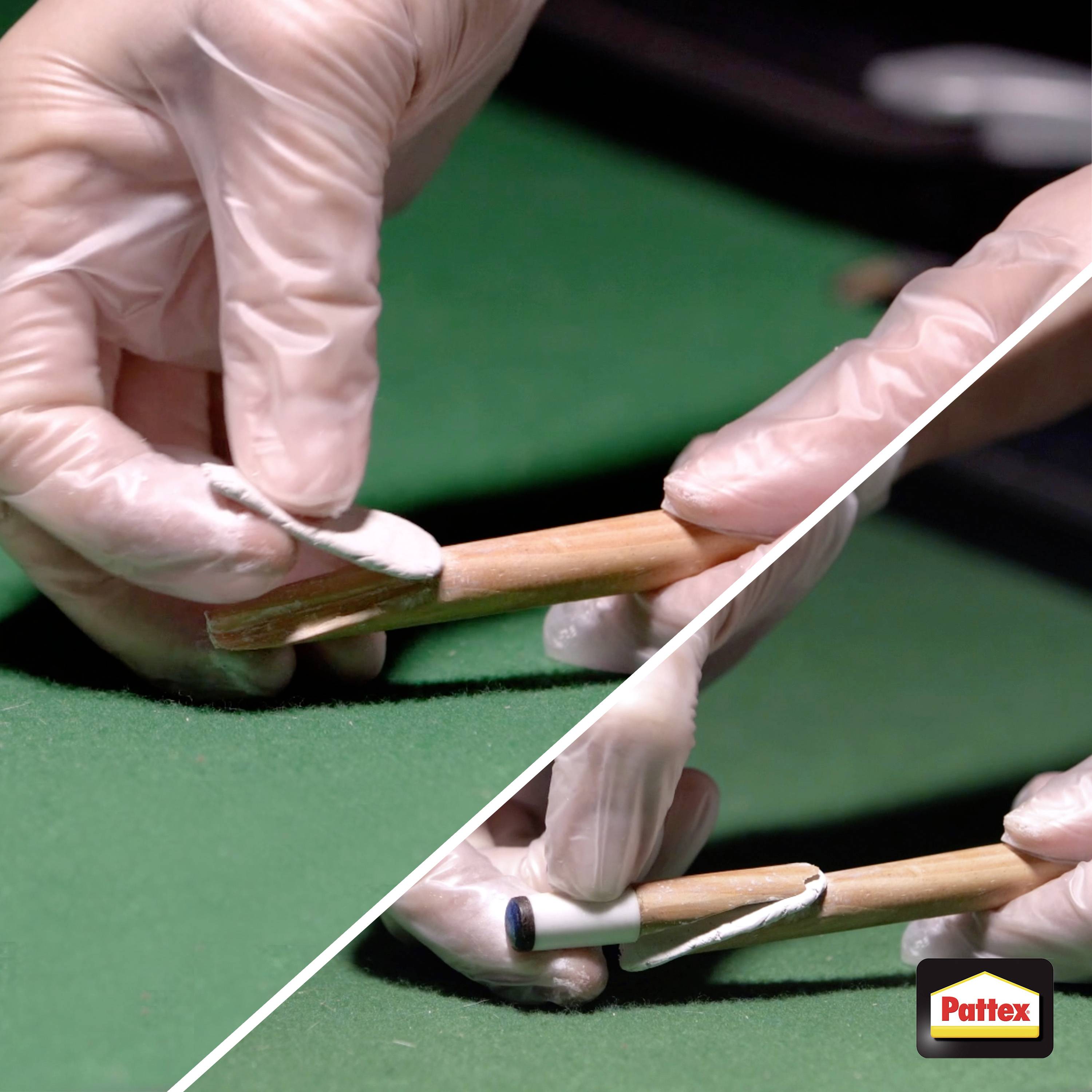 Eine Nahaufnahme von Händen mit Handschuhen, die einen Billardqueue mit einem Tuch reinigen und eine sorgfältige Wartung veranschaulichen. Gegenübergestellte Paare zeigen die Effekte vor und nach der Reinigung.