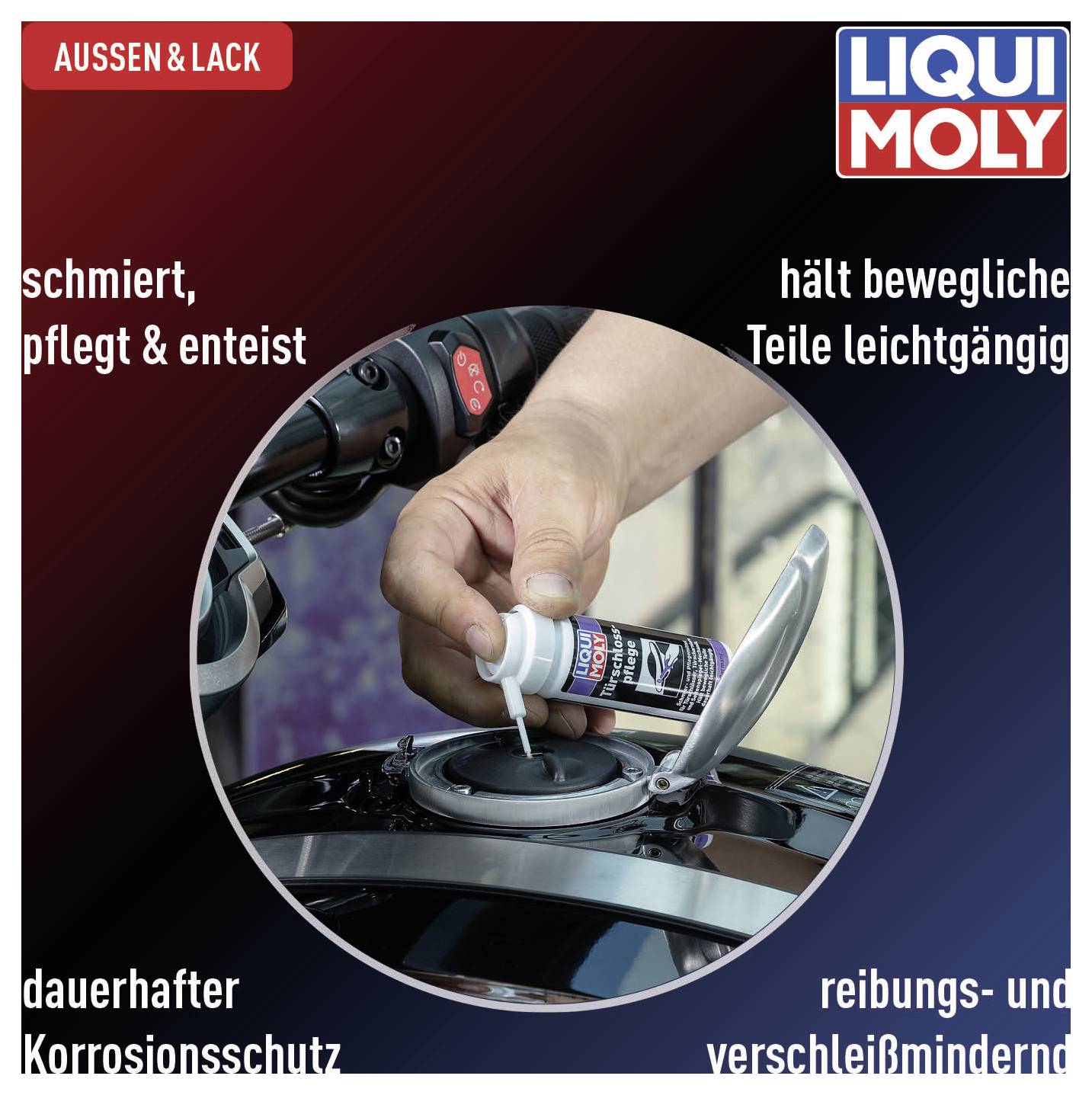 Hand gießt Schmiermittel in Tanköffnung eines Motorrads. Text: 'schmiert, pflegt & enteist', 'hält Teile leichtgängig', 'Korrosionsschutz'.