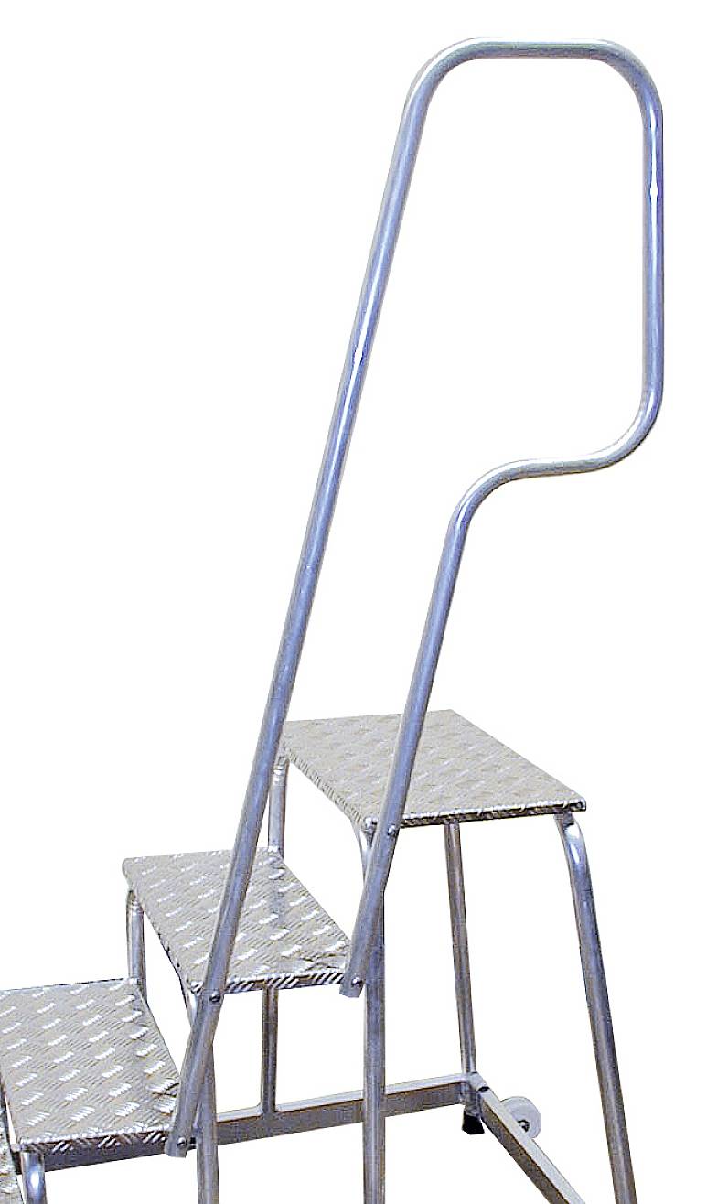 Metallene, dreistufige Trittleiter mit Griff. Ideal zur sicheren Erreichung höherer Stellen in einem Lager oder Haushalt geeignet.