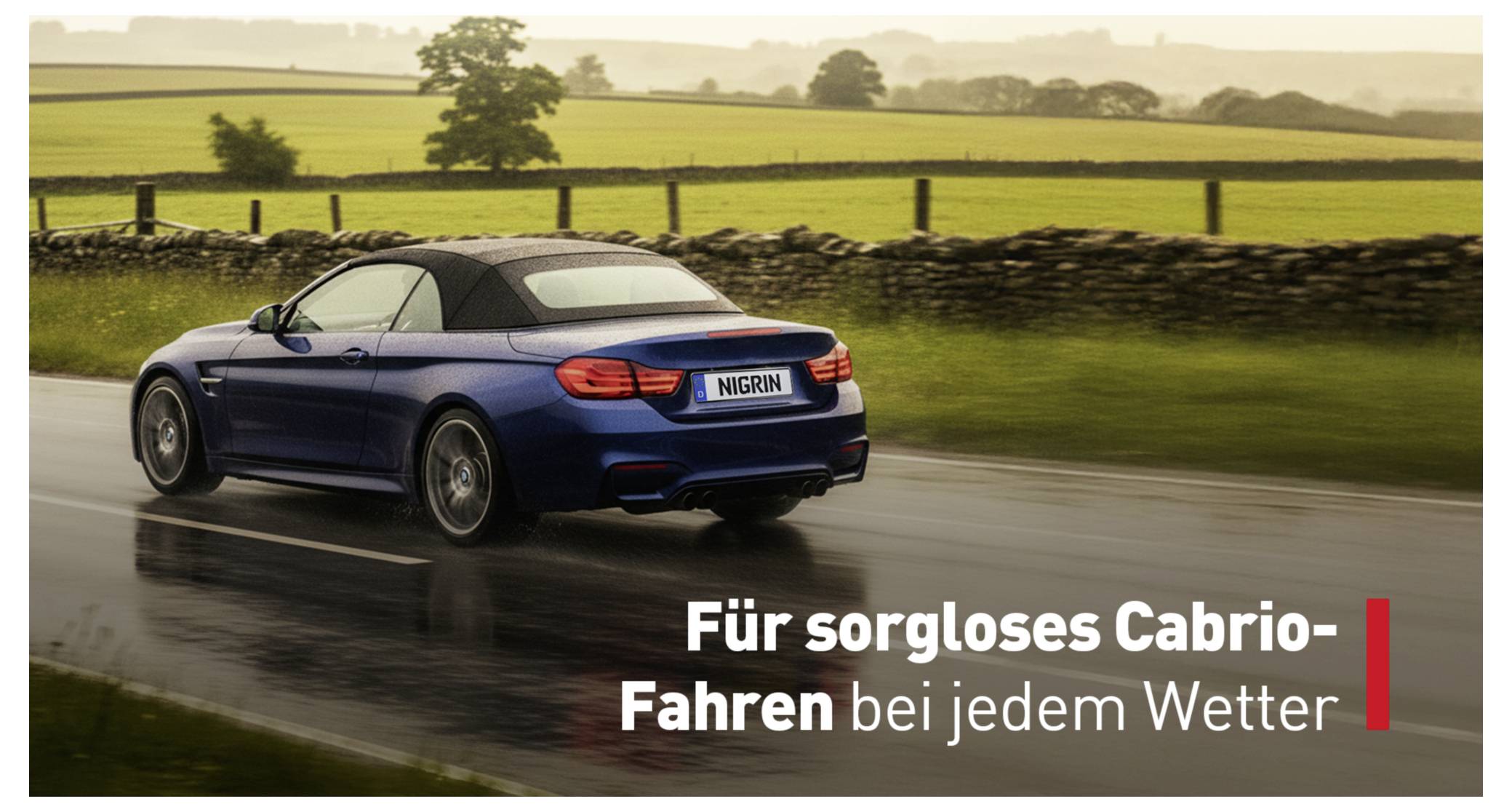 Ein blaues Cabrio fährt auf einer regennassen Straße durch eine ländliche Landschaft. Text: 'Für sorgloses Cabrio-Fahren bei jedem Wetter'.