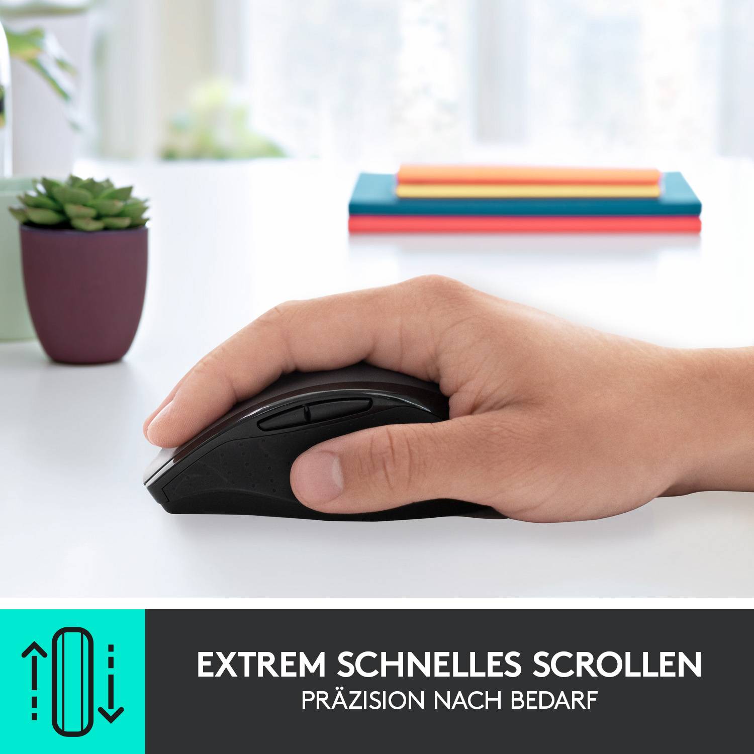 Hand bewegt Maus neben zwei Topfpflanzen und stapelten Notizbüchern. Text: 'Extrem schnelles Scrollen, Präzision nach Bedarf'.