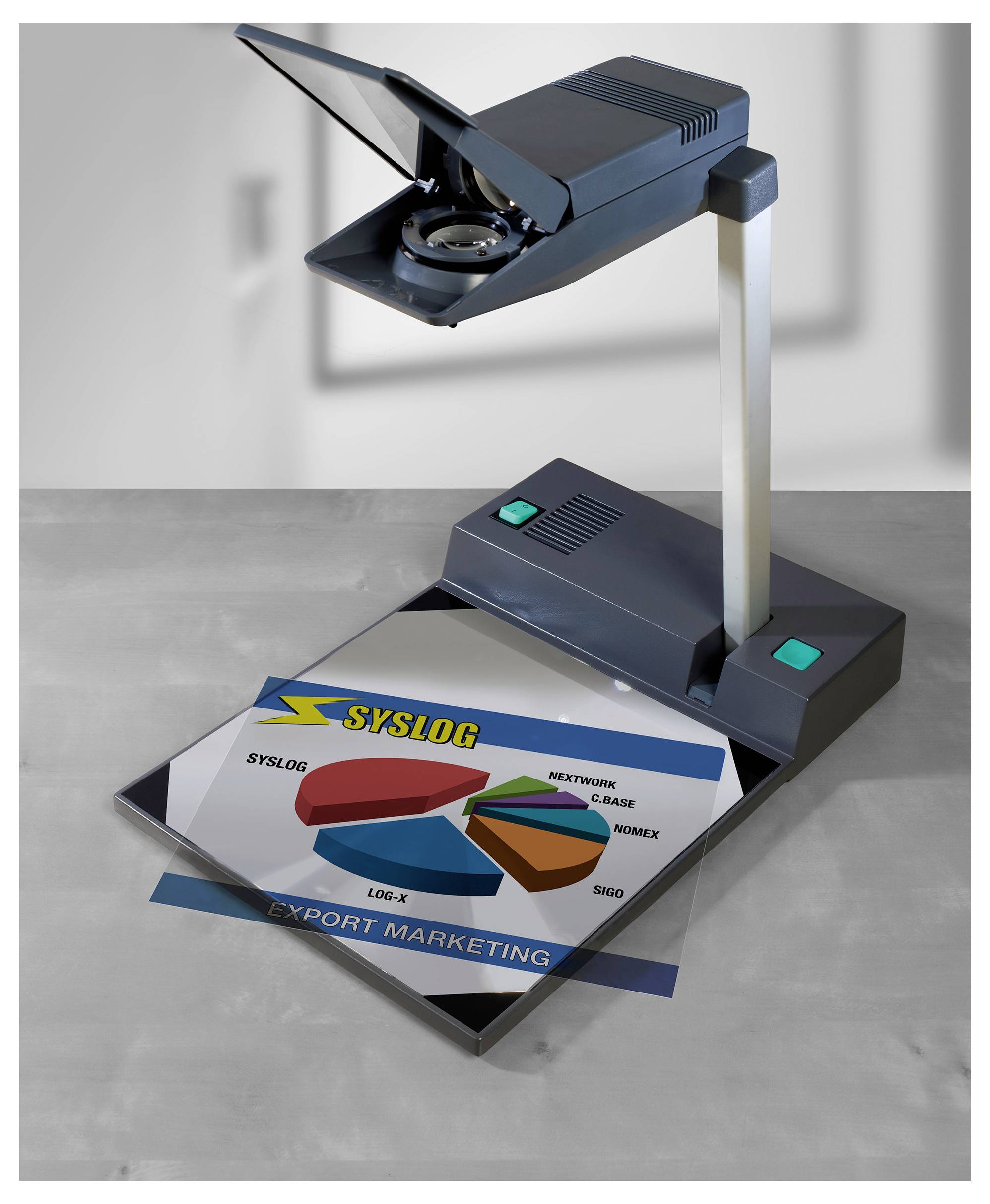 Dokumenten-Scanner mit geöffneter Klappe scannt ein Blatt mit einem farbigen Kreisdiagramm und der Überschrift 'SYSLOG' auf der Scanfläche.