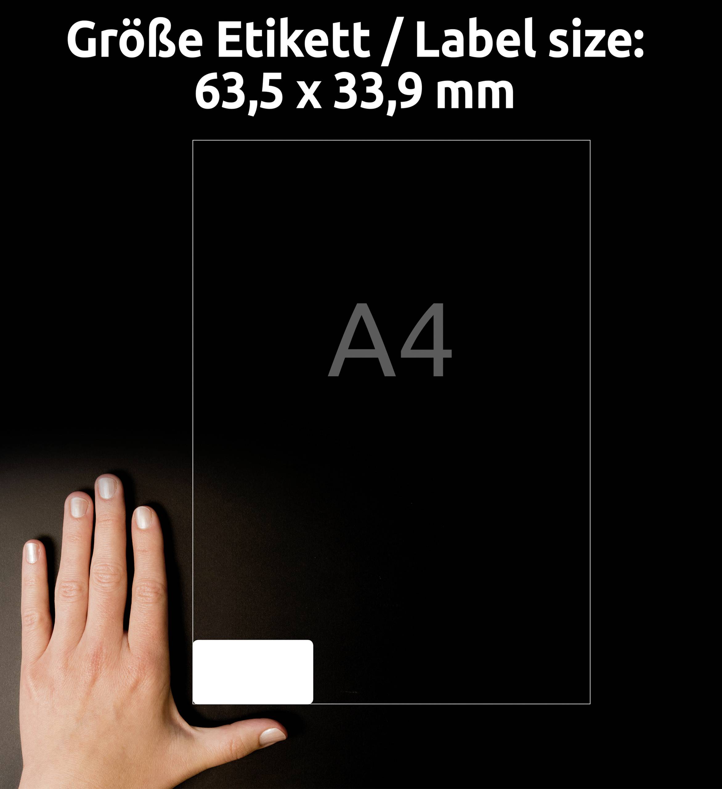 Hand in der unteren linken Ecke zeigt die Größe eines Etikettenbogens an. Aufschrift oben: 'Größe Etikett / Label size: 63,5 x 33,9 mm'.