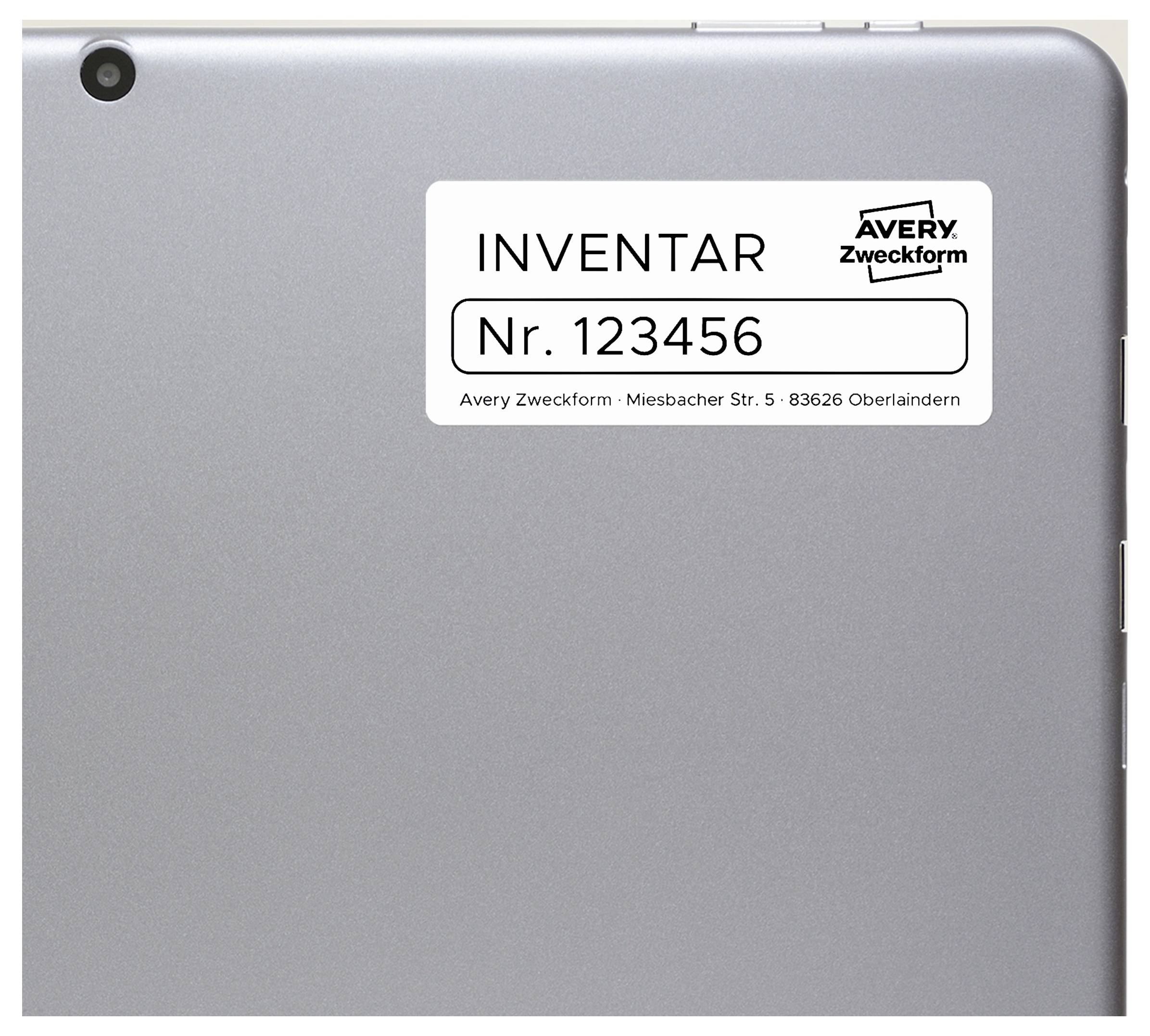 Silbernes Tablet mit Inventaretikett „INVENTAR Nr. 123456“ von Avery Zweckform auf der Rückseite.