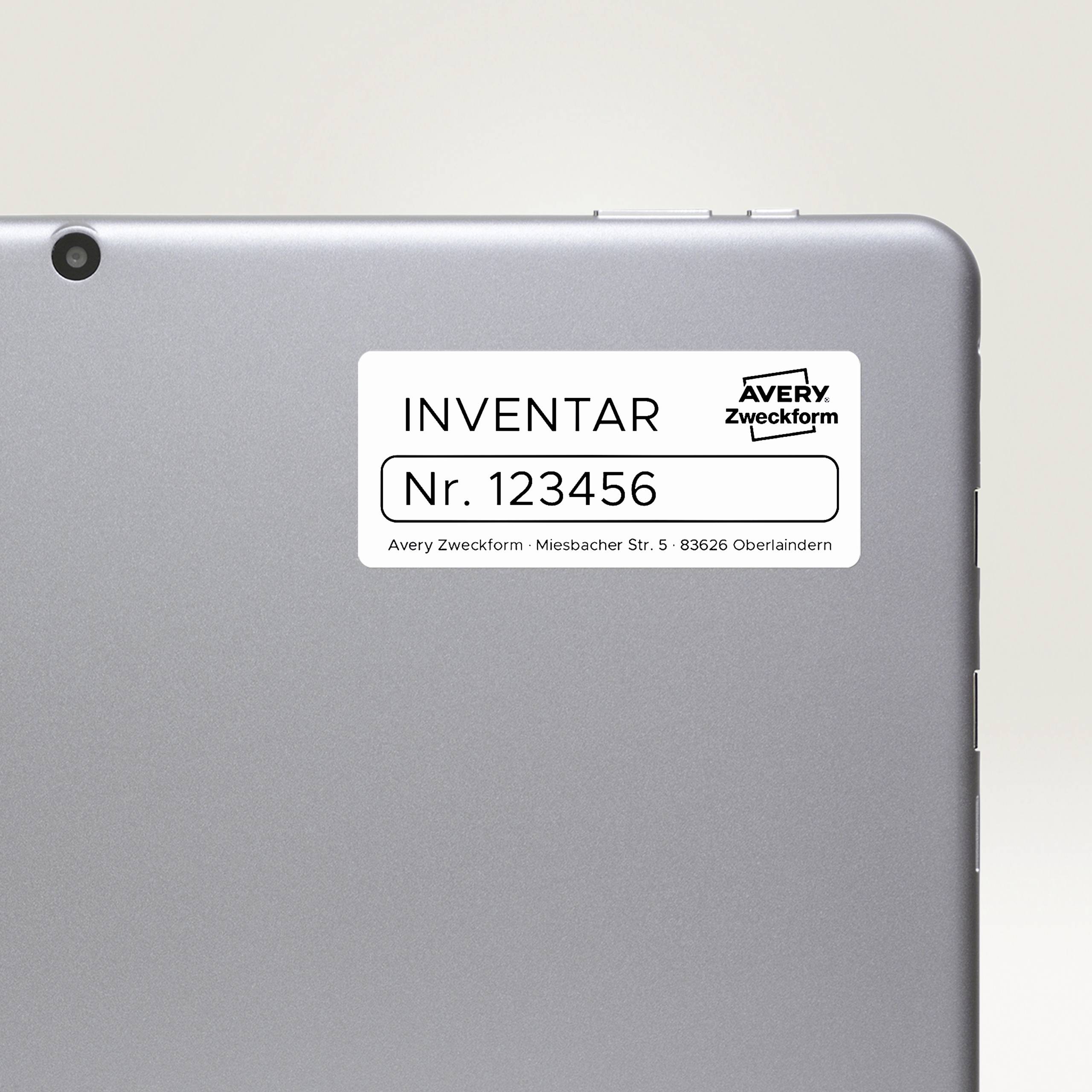 Ein Tablet mit einem Inventaretikett von Avery Zweckform, auf dem 'INVENTAR Nr. 123456' steht.