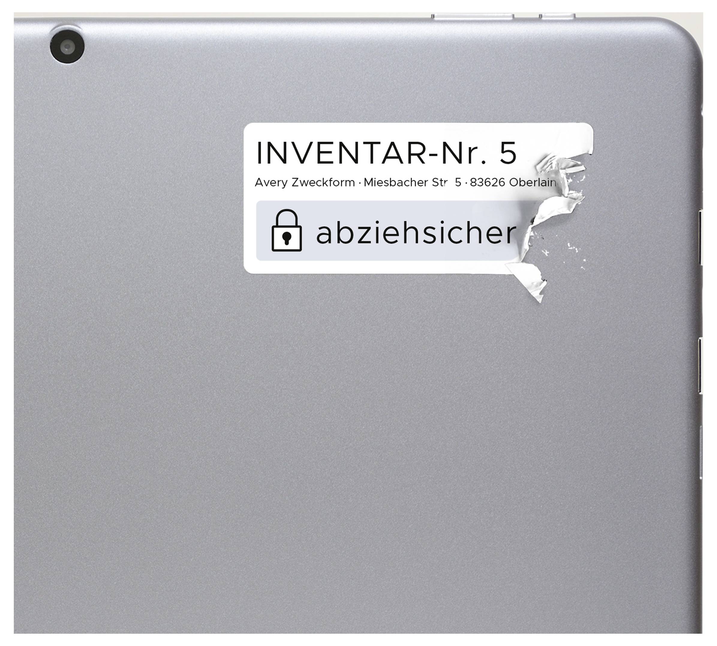 Rückseite eines silbernen Tablets mit Inventar-Aufkleber 'INVENTAR-Nr. 5' und teilweisem Hinweis 'abziehsicher'.