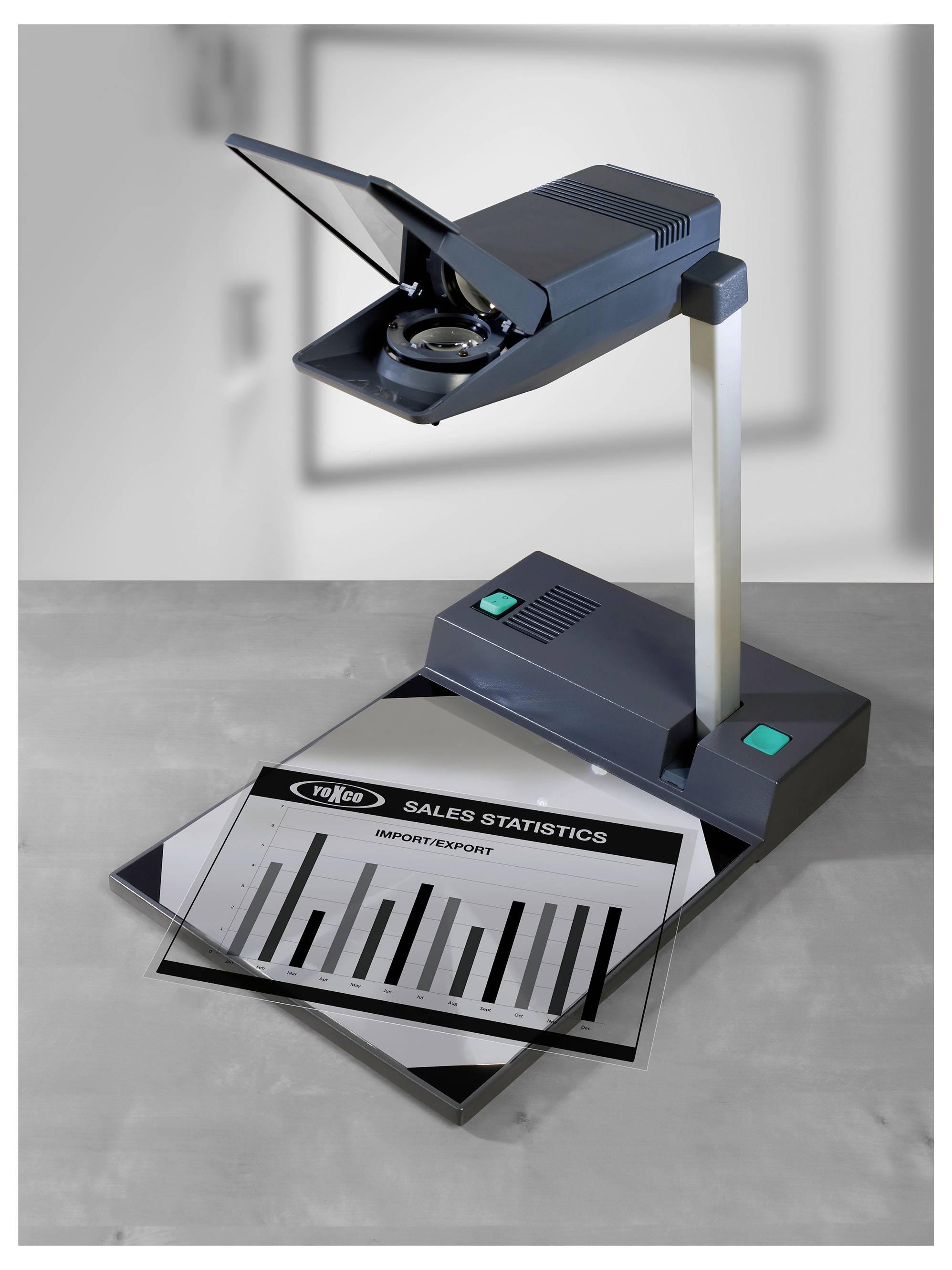 3D-Scanner auf Stativ mit geöffneter Scanfläche; darunter ein Blatt 'SALES STATISTICS' mit Balkendiagramm zu Import/Export-Daten.