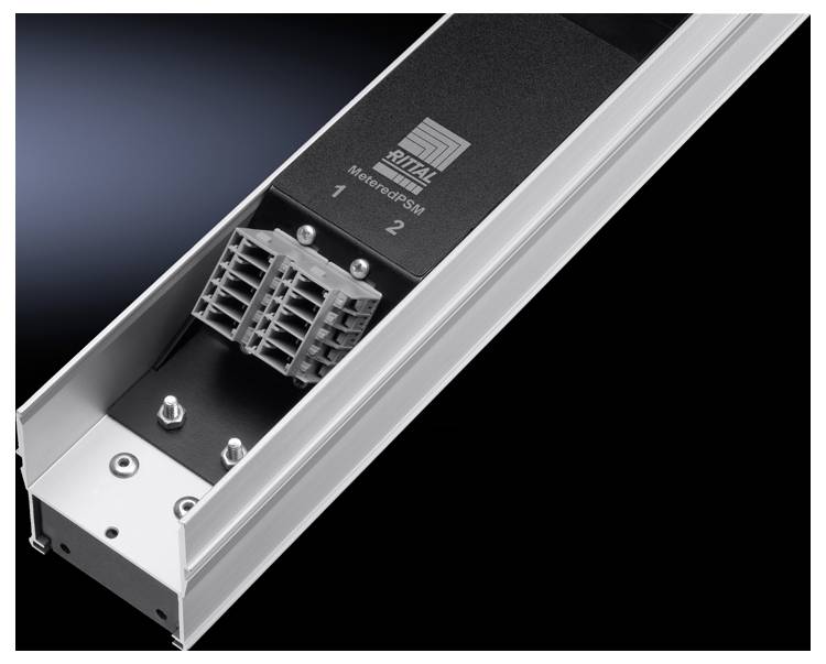 Ein elektrisches Bauteil zur Strommessung ist in einem Gehäuse eingebaut. Aufschrift: 'Rittal Metering SM 1 2'.