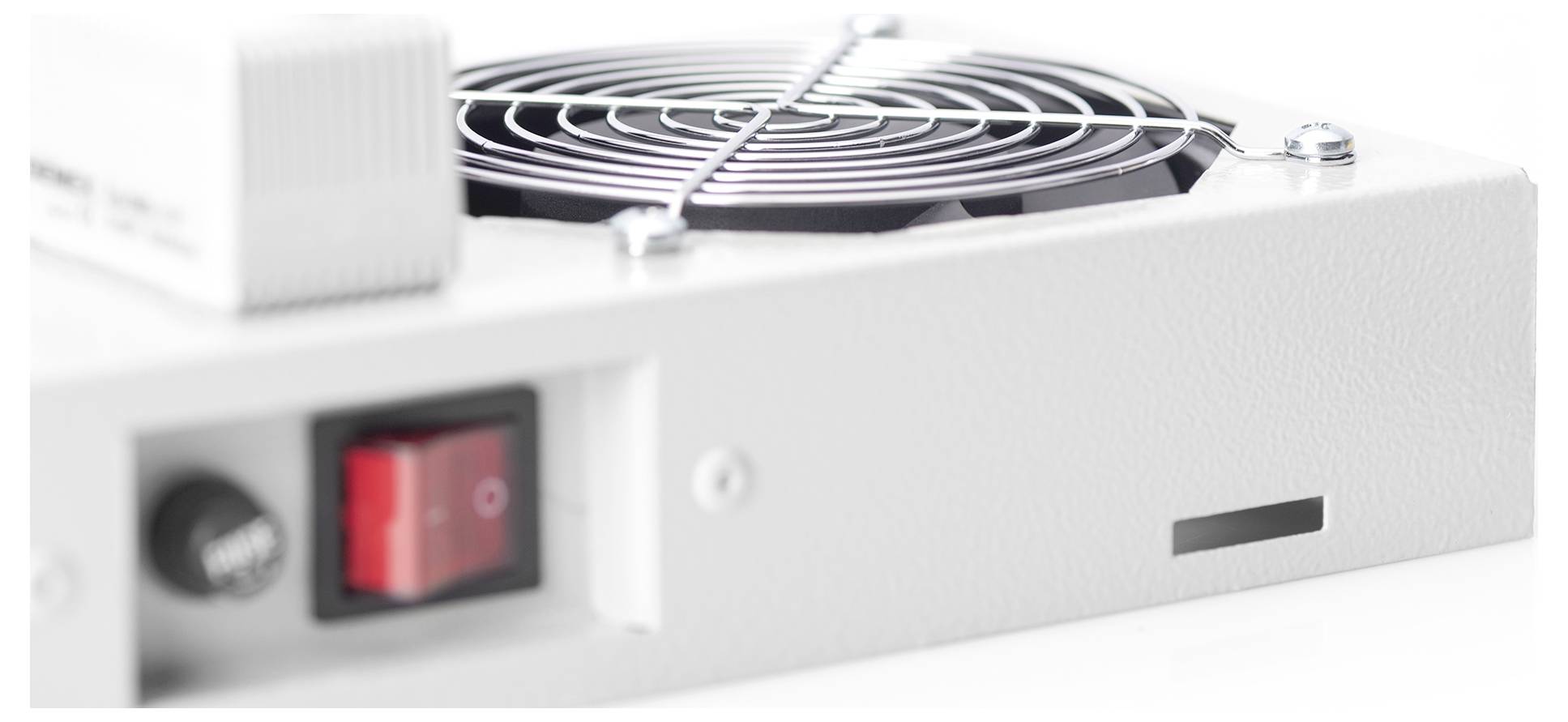 Eine Nahaufnahme eines weißen elektrischen Geräts mit einem kreisförmigen Kühlventilator, einem roten Ein-/Aus-Schalter und einer kleinen Lüftungsöffnung auf seiner Oberfläche.