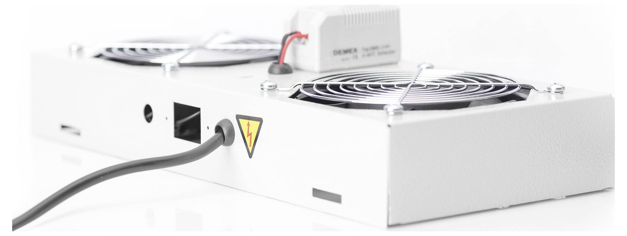 Eine Kühleinheit mit zwei Lüftern und einem angeschlossenen Stromkabel, mit einem Warnsymbol für elektrische Gefahren.