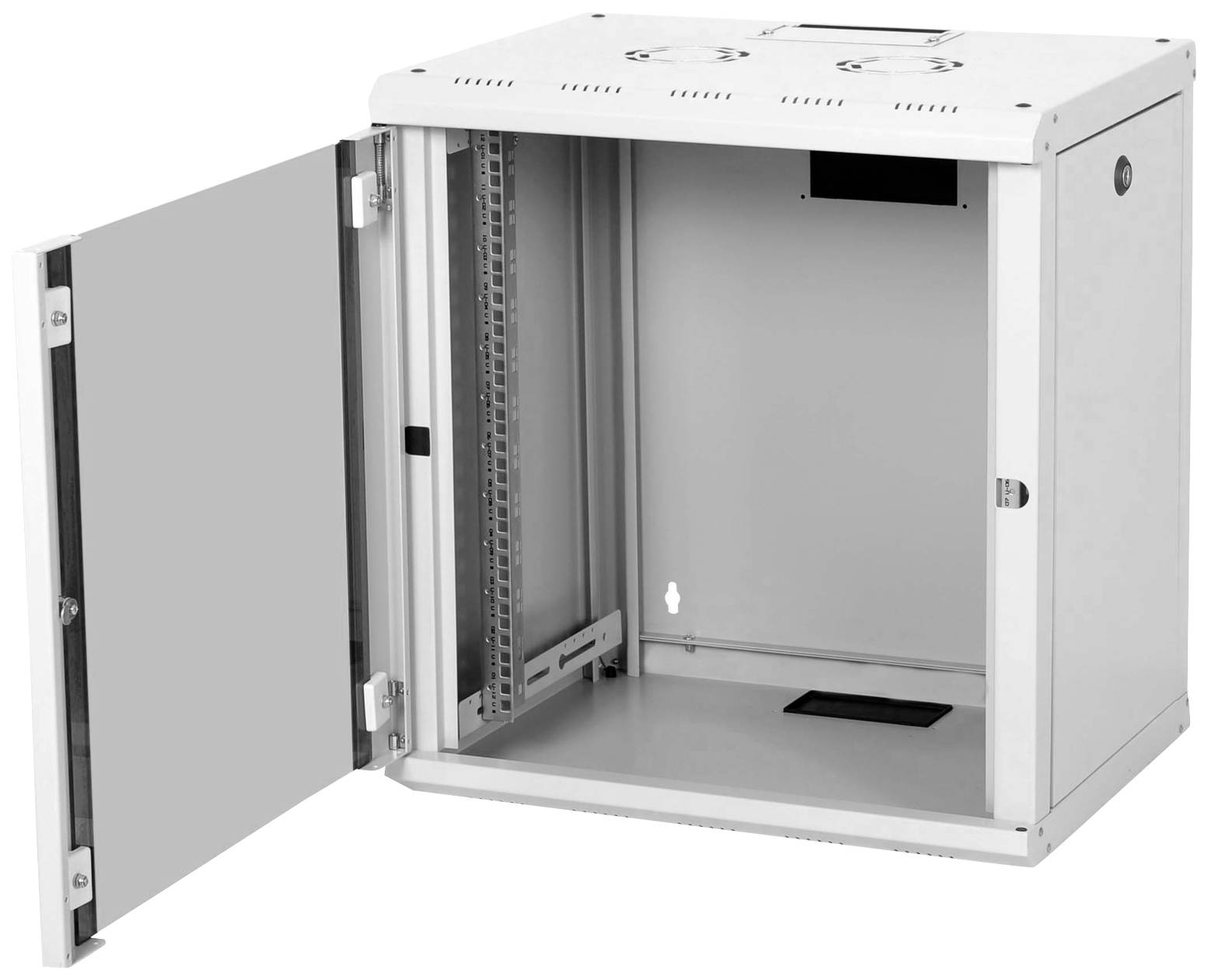 Ein offener Netzwerk-Wandschrank aus Metall, weiß, mit einer Tür an der linken Seite, bereit zur Aufnahme von Netzwerkgeräten.