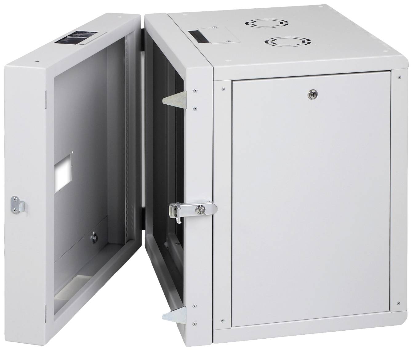 Ein graues, metallisches Gehäuse mit geöffneter Tür, geeignet für die Aufbewahrung von technischen Geräten, zeigt Lüftungsschlitze und ein Schloss.