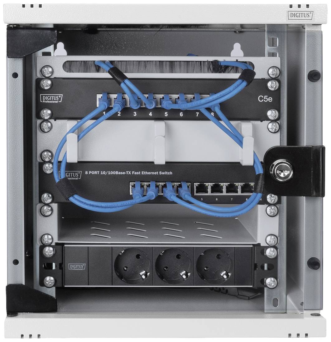 Netzwerkschrank mit Patchpanel, Ethernet-Switch und Verkabelung. Sichtbar sind mehrere Ports und blaue Kabelverbindungen.