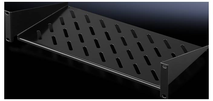 Metallisches Regalbrett mit Lüftungsschlitzen, geeignet für Server-Racks, auf schwarzem Hintergrund.