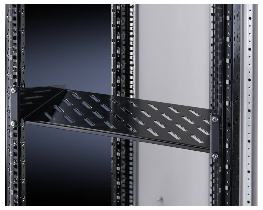 Ein schwarzes, gelochtes Metallfach ist in einem metallischen Rahmen installiert, vermutlich Teil eines Serverracks oder eines ähnlichen Regalsystems.