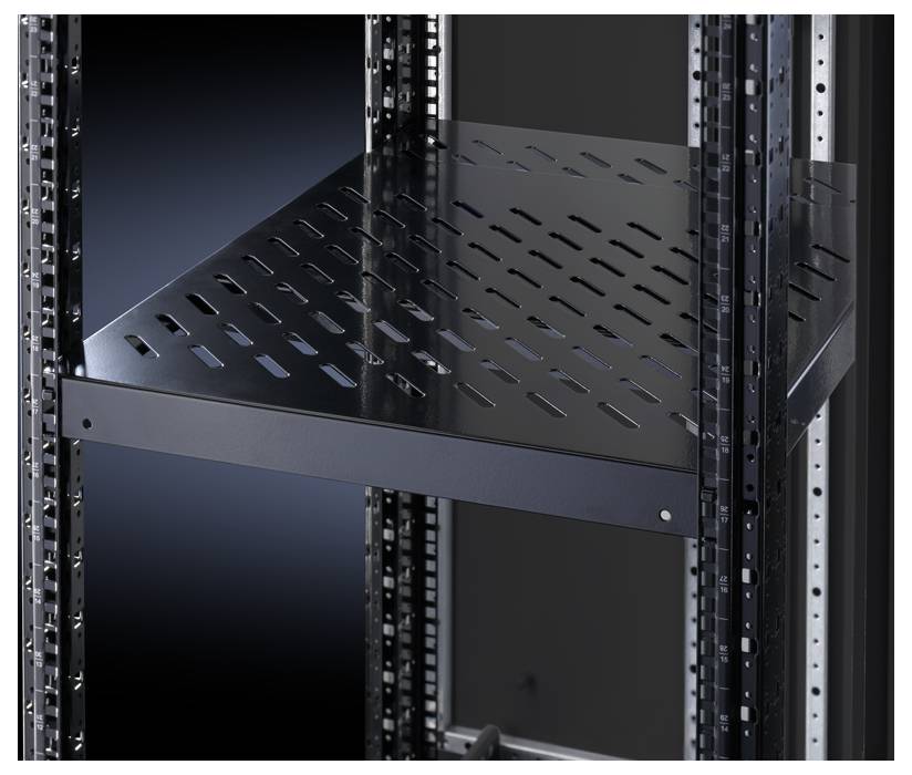Ein belüftetes schwarzes Metallregal in einem Server-Rack, das für die Anordnung von Geräten oder Zubehör verwendet wird.