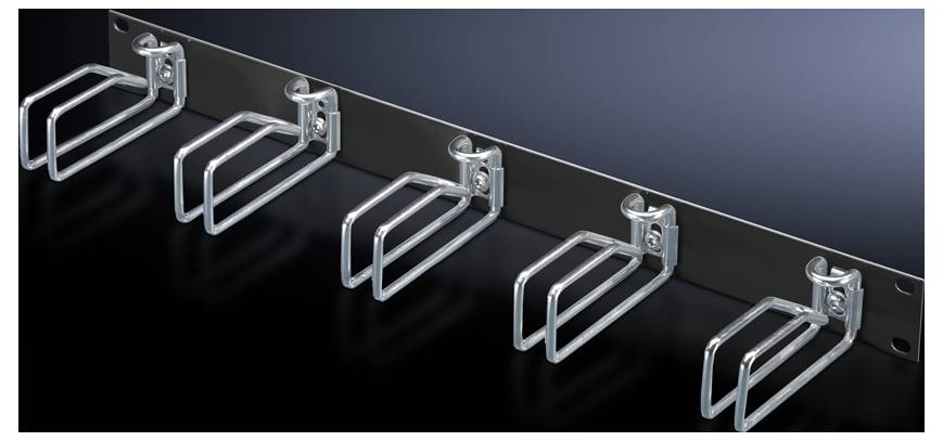 Metallhalterung mit fünf U-förmigen Haken zur Kabelaufbewahrung vor einem dunklen Hintergrund.