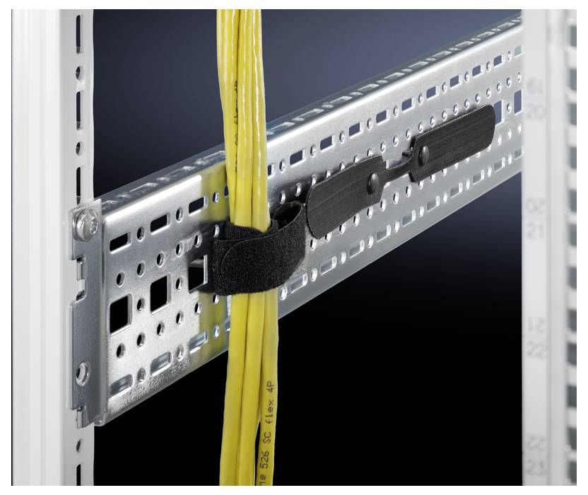 Ein Metallträger mit Löchern hält gelbe Kabel, die mit einem Klettband befestigt sind. Der Hintergrund ist dunkel.