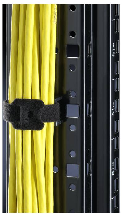 Gelbe Kabel, die ordentlich mit einem Klettband an einem schwarzen Metallgestell befestigt sind.