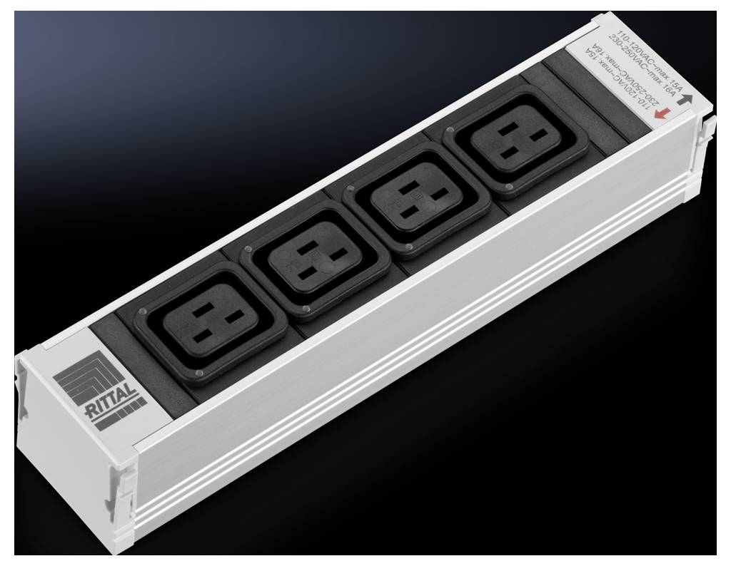 Ein weißes elektrisches Gerät mit vier schwarzen Steckdosen, die symmetrisch in einer Reihe angeordnet sind. Markenname 'Rittal'.