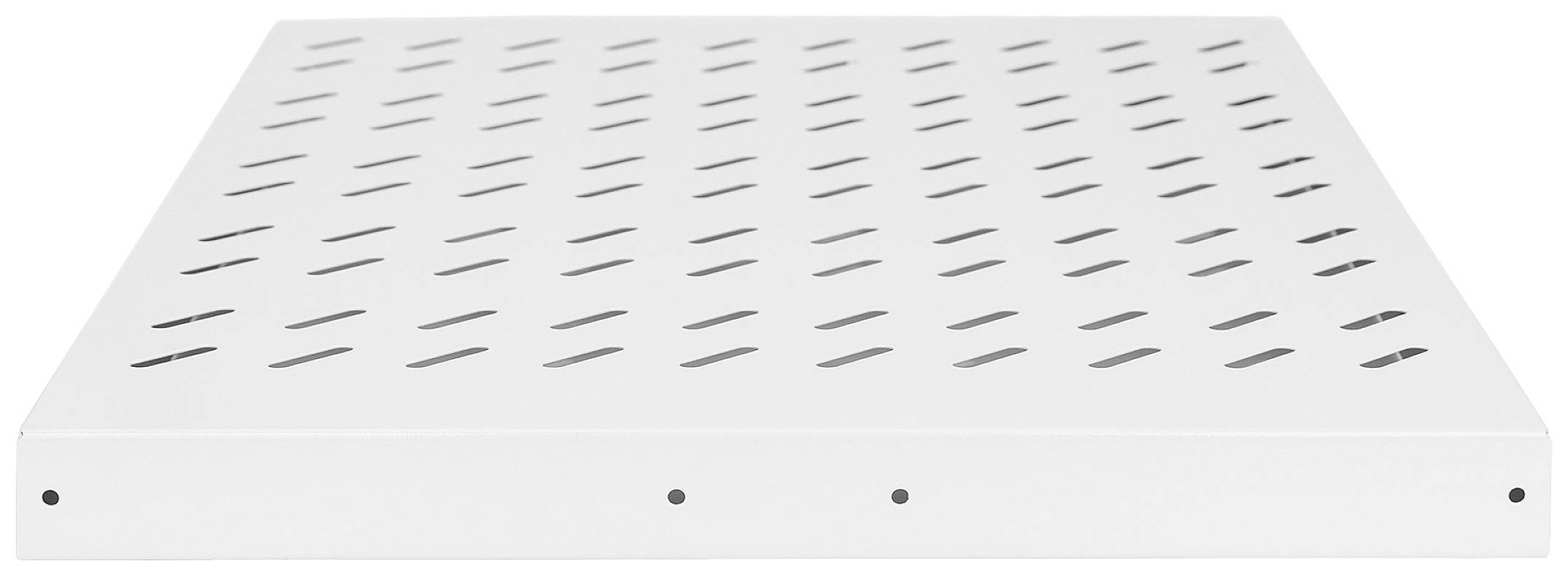 Metallregalboden mit schräg verlaufenden Lüftungsschlitzen, weiß lackiert. Geeignet für Lagerregale zur besseren Luftzirkulation.