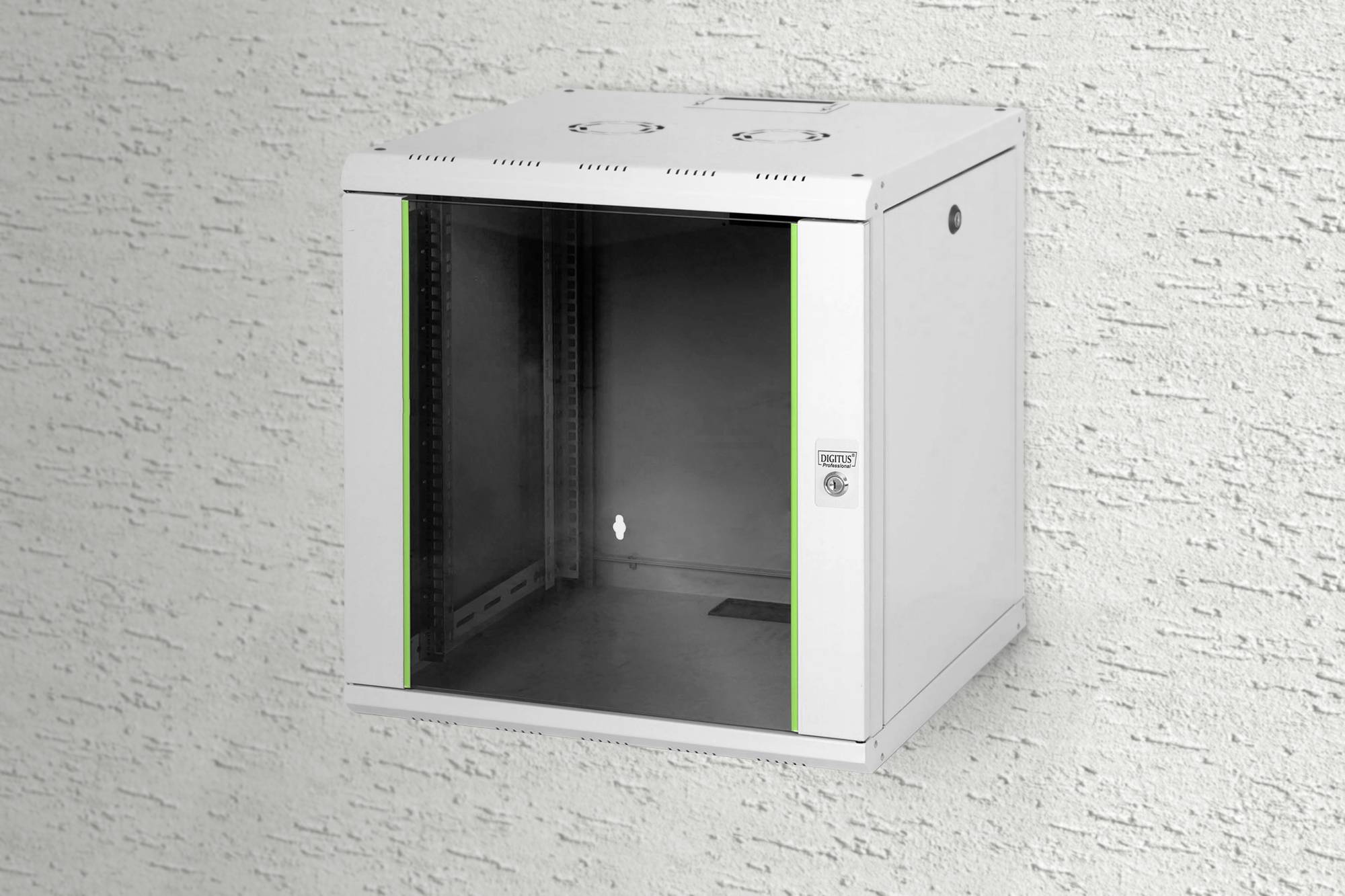 Ein leerer, an der Wand montierter Netzwerkschrank mit Glastür und grün abgesetzten Kanten, geeignet für IT-Geräte.