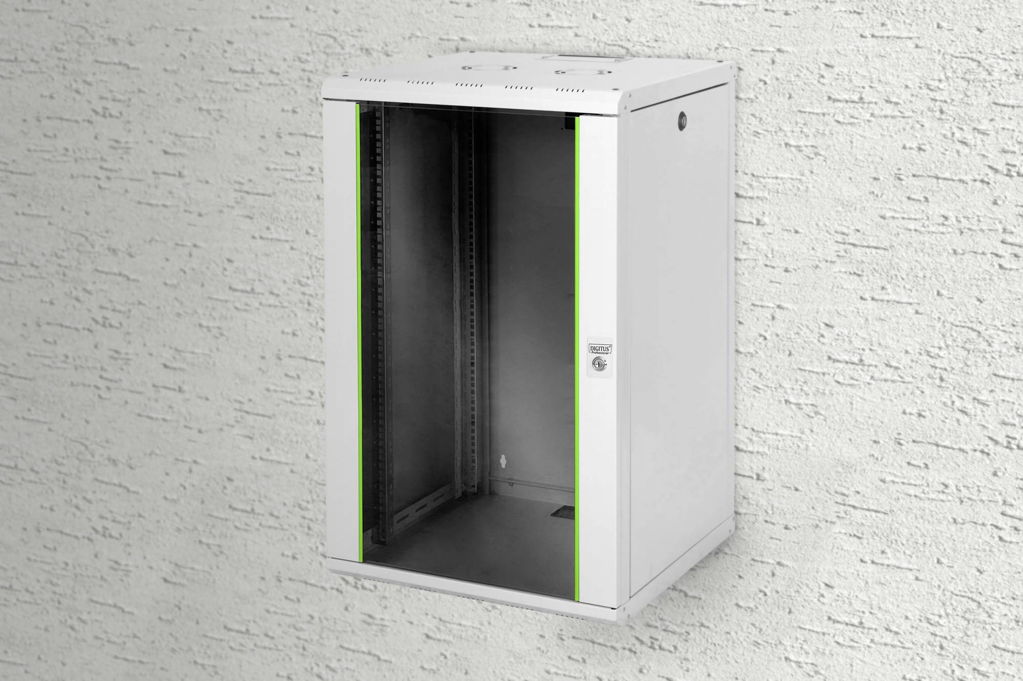 Ein leerer, wandmontierter Netzwerkschrank mit Glastür und grünem Streifen; geeignet zur Installation von Netzwerkgeräten.