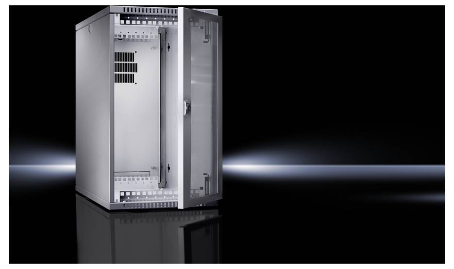 Ein geöffnetes, leeres Serverrack aus Metall steht auf einem glänzenden schwarzen Boden, umgeben von schwachem Licht.