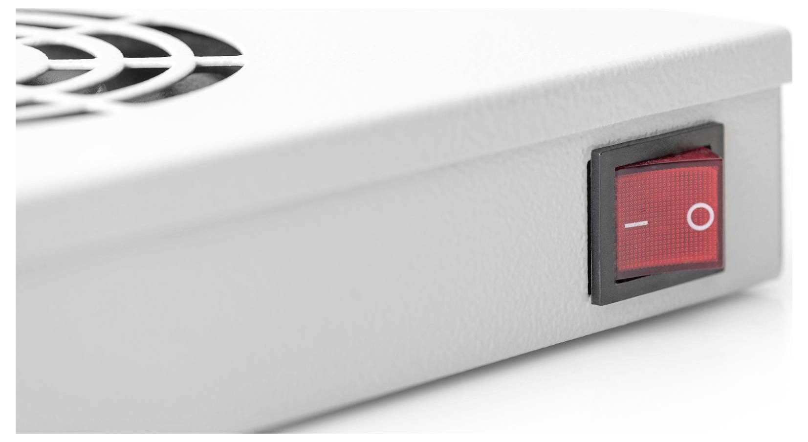 Eine Nahaufnahme eines roten Stromschalters auf einem elektronischen Gerät, derzeit in der Aus-Position, neben einem Lüftungsventilator.