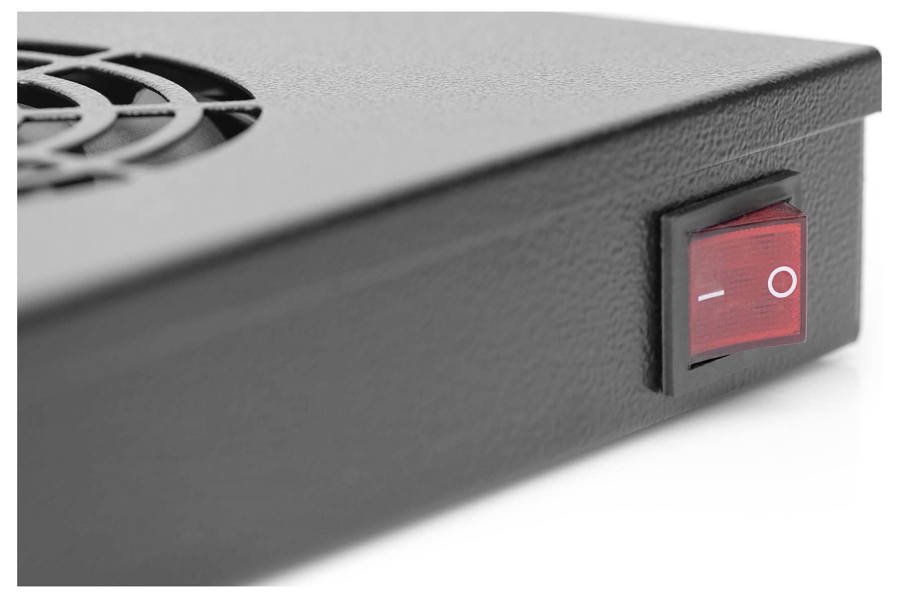 Eine Nahaufnahme eines roten Ein-/Ausschalters auf einem schwarzen Gerät neben einer Lüftungsöffnung, was auf die Kontrolle der Geräteenergie oder Belüftung hindeutet.