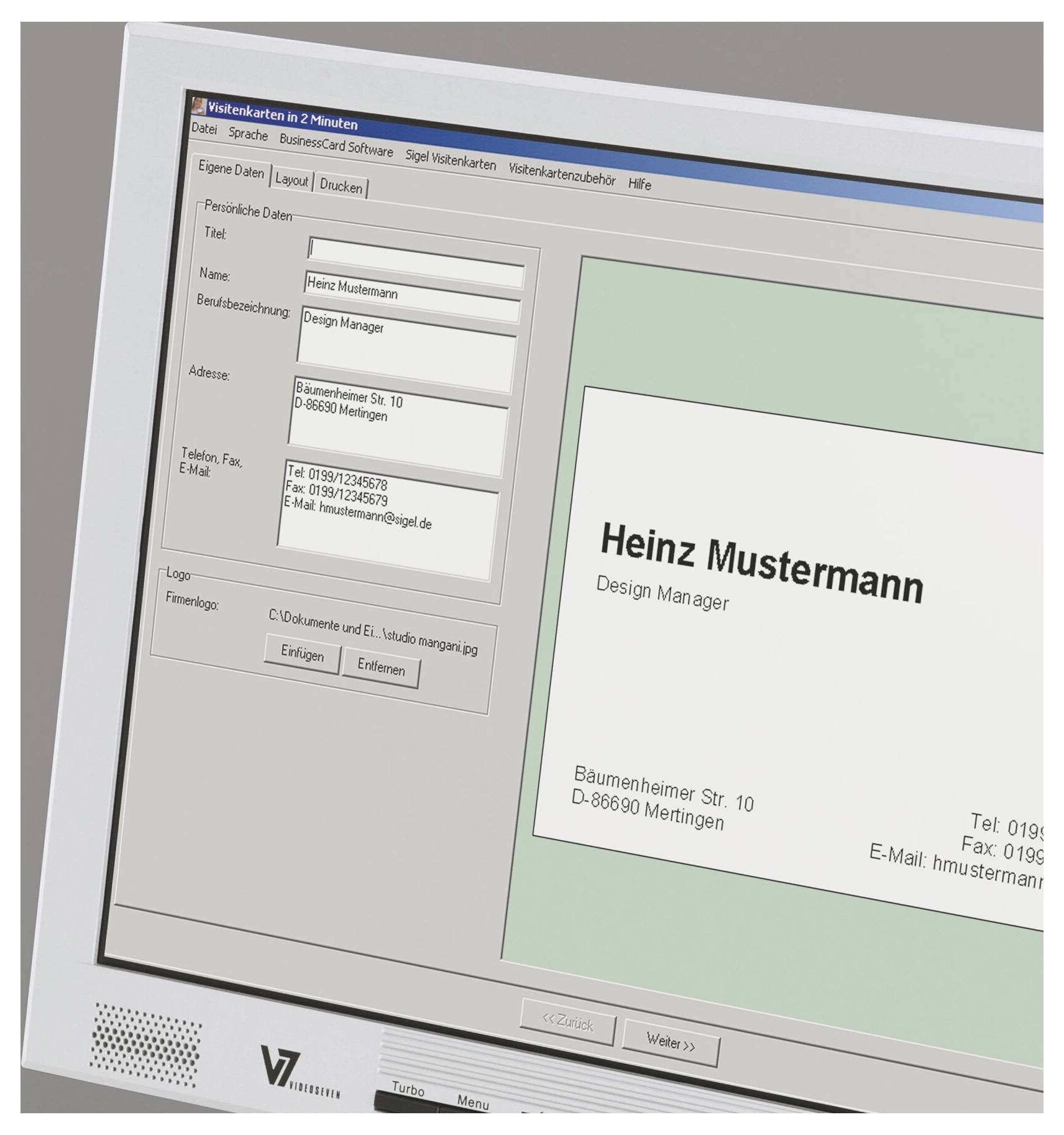 Computerbildschirm mit Software zur Visitenkartengestaltung, mit Formularfeldern auf der linken Seite und einer Live-Vorschau auf der rechten Seite für "Heinz Mustermann, Design Manager".