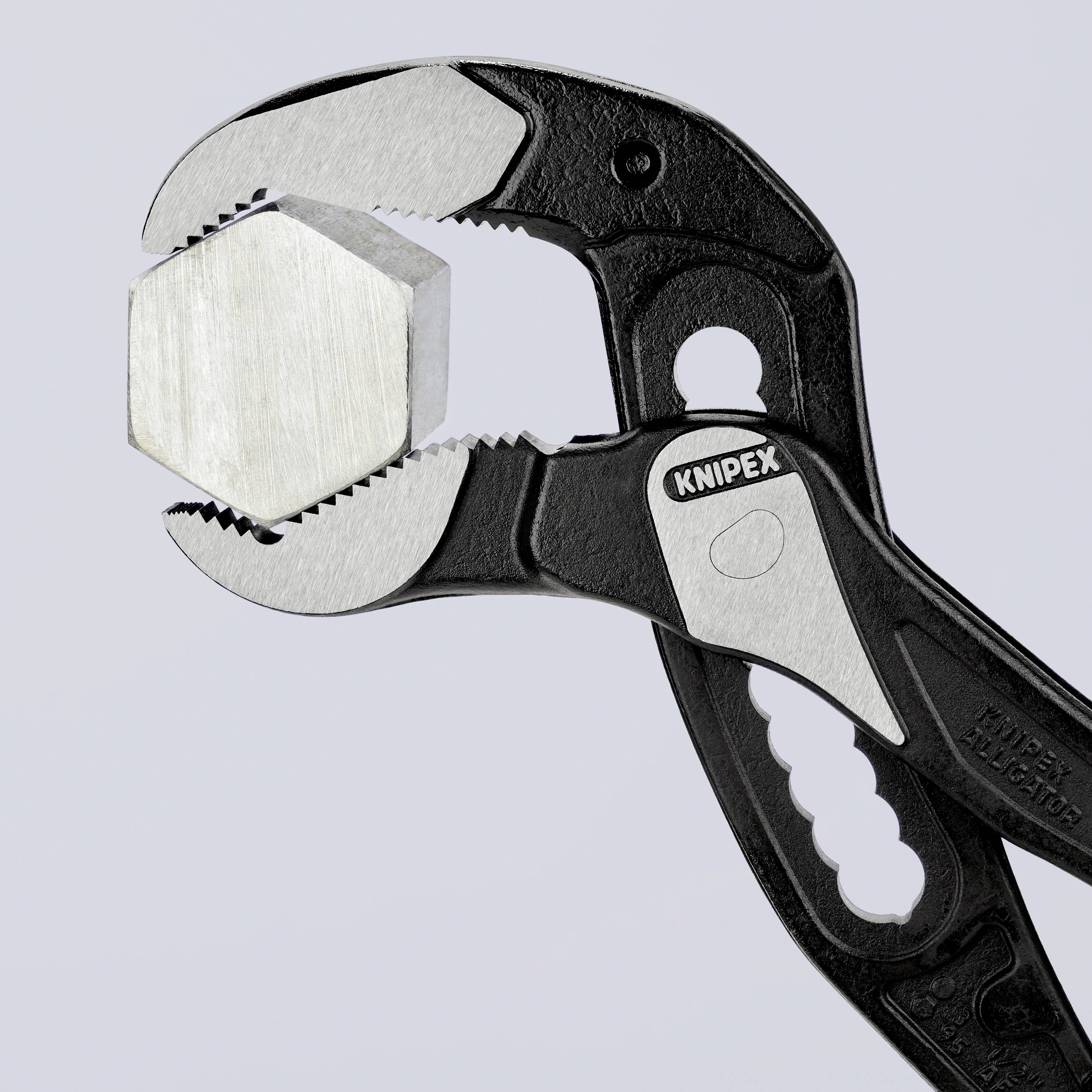 Eine geschlossene Rohrzange hält fest eine sechseckige Schraubenmutter, Hintergrund ist schlicht grau, Fokus auf das Werkzeug.