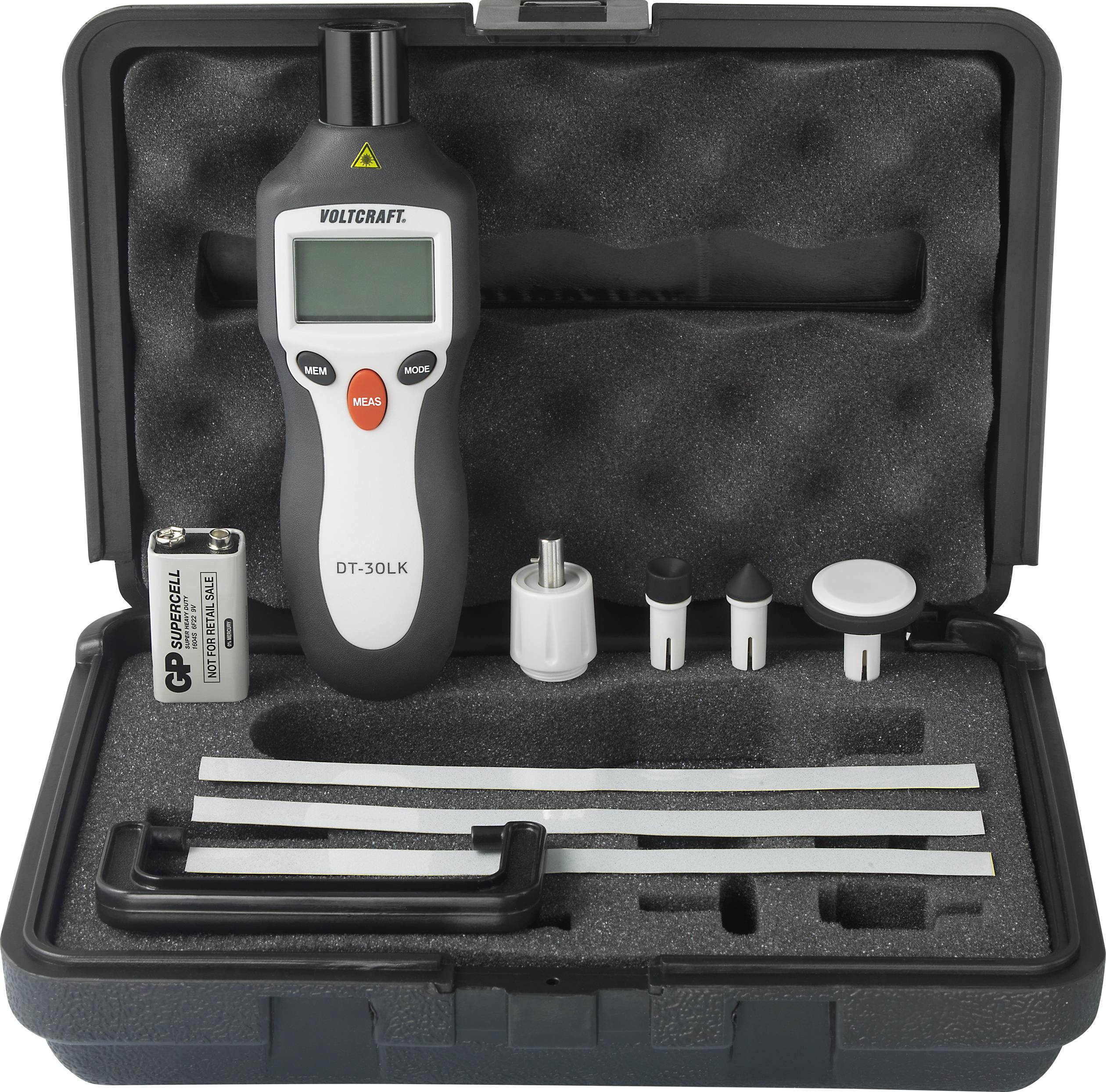 Ein Tachometer-Set mit digitalem Handgerät, Batterie und Zubehör in einem schwarzen Koffer. Das Display zeigt aktuelle Messwerte.