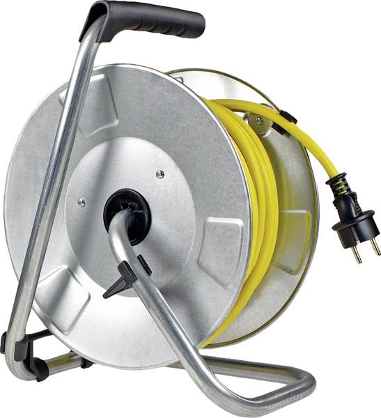 Ein Metallkabeltrommel mit gelbem Kabel und schwarzem Stecker. Sie steht auf einem grauen Gestell mit einem schwarzen Griff.