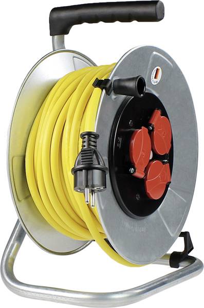 Eine gelbe Kabeltrommel mit schwarzem Griff, zwei roten Steckdosen und einem schwarzen Stecker, auf einem silbernen Gestell.
