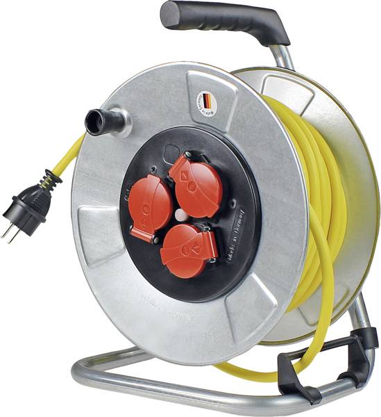 Eine Kabeltrommel mit gelbem Kabel, schwarzem Griff und drei roten Steckdosen, geeignet für den Einsatz im Innen- und Außenbereich.