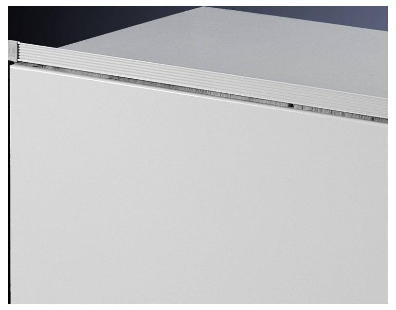 Eine Nahaufnahme eines Möbels mit einer grauen, glatten Oberfläche und einem abgerundeten Kante.