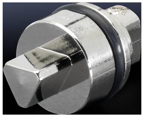 Ein silbernes, sechseckiges Metallteil mit schwarzem Gummiring, vermutlich ein Verschluss oder Adapter, vor dunkelblauem Hintergrund.