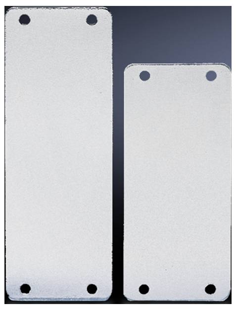 Zwei rechteckige silberne Metallplatten mit jeweils vier Eckenlöchern vor einem dunklen Hintergrund. Die linke Platte ist größer.