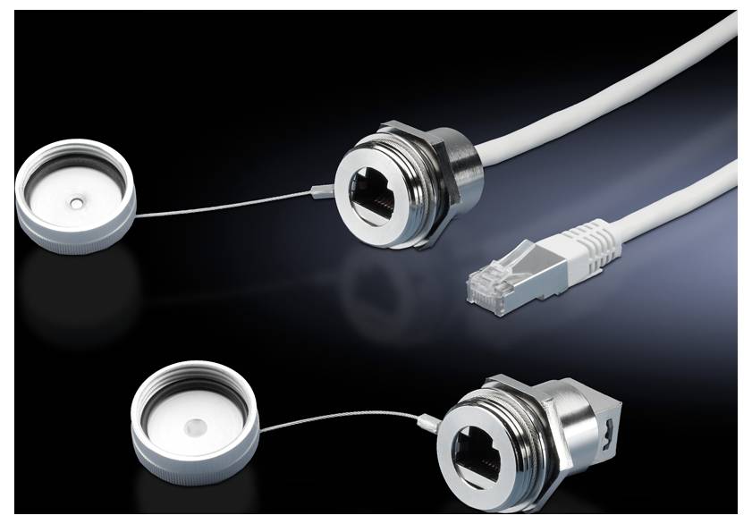 Zwei Ethernet-Kabel mit Steckerkappen, einer verbunden und einer getrennt. Hintergrund in Schwarz, zeigt technische Anschlussdetails.