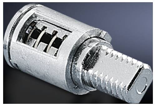 Nahaufnahme eines silbernen Zylinderschlosses auf dunklem Hintergrund. Das Schloss hat eine komplexe mechanische Struktur.