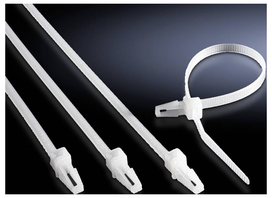 Vier weiße Kabelbinder aus Kunststoff, drei flach und ein gebogener auf dunklem Hintergrund. Sie dienen zum Bündeln oder Festziehen von Objekten.
