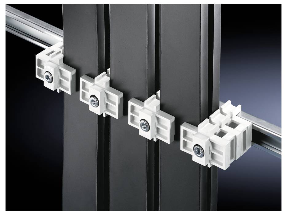 Kabelhalter befestigen mehrere schwarze Kabelstränge parallel an einer Metallschiene. Sie sind gleichmäßig verteilt und weiß.