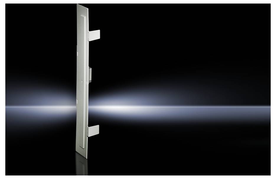 Ein schmaler, vertikal stehender Aluminiumstreifen auf schwarzem Hintergrund mit einem dezenten Lichtschein.