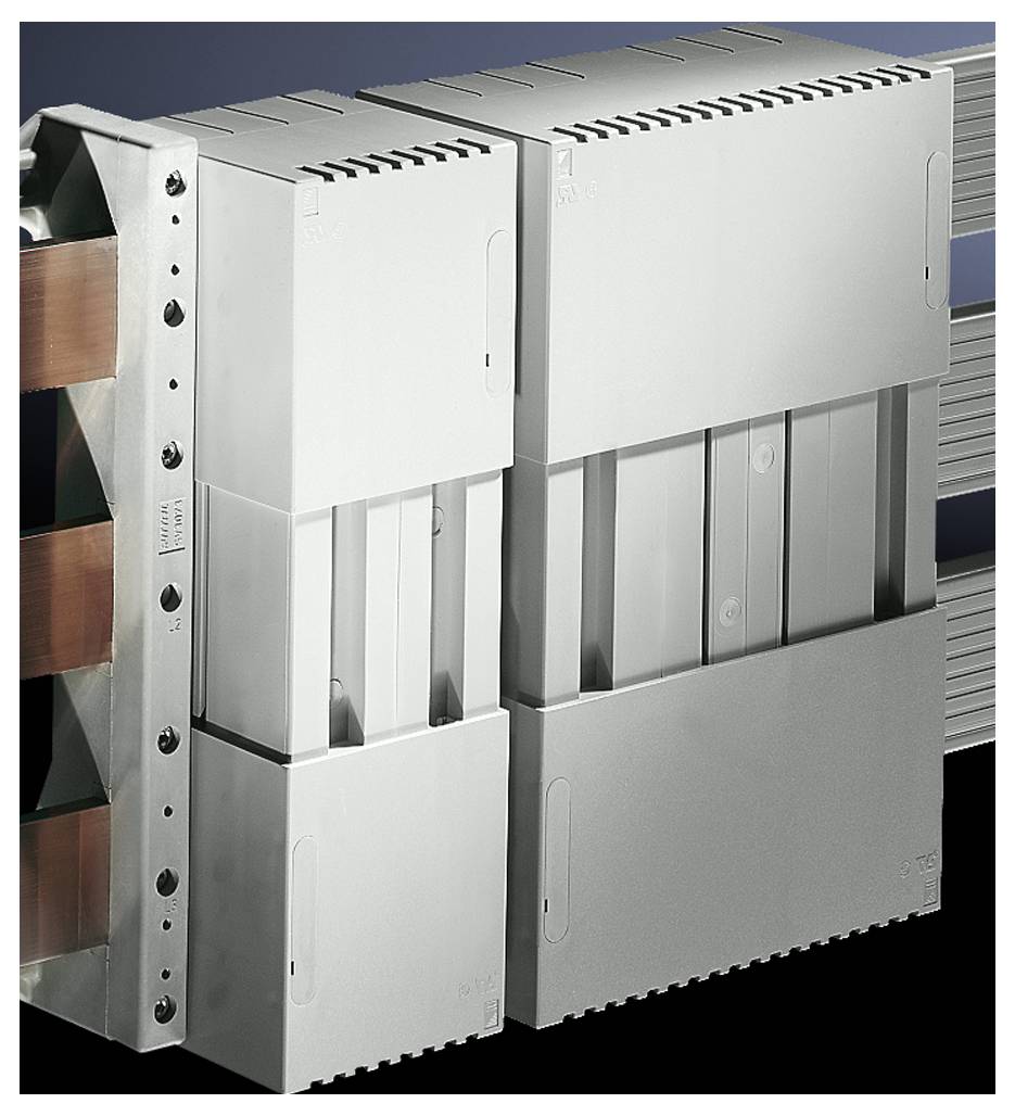 Elektrische Schalteinheit mit mehreren Modulen an einer Schiene montiert, zeigt robuste Struktur für industrielle Anwendungen.