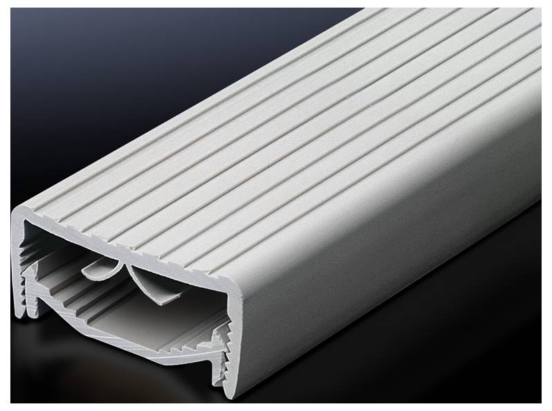 Silbernes Aluminiumprofil mit linienförmiger Oberfläche. Das Profil zeigt eine offene innere Struktur und wird auf dunklem Hintergrund präsentiert.